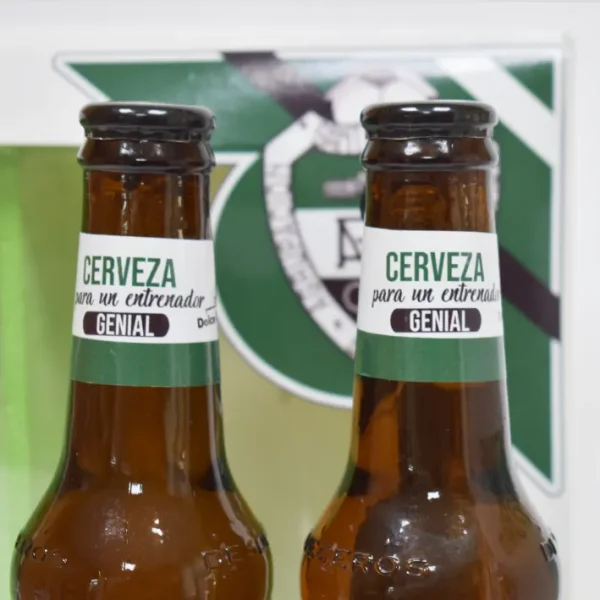 2 botellines de cervezas personalizados para entrenadores de fútbol.