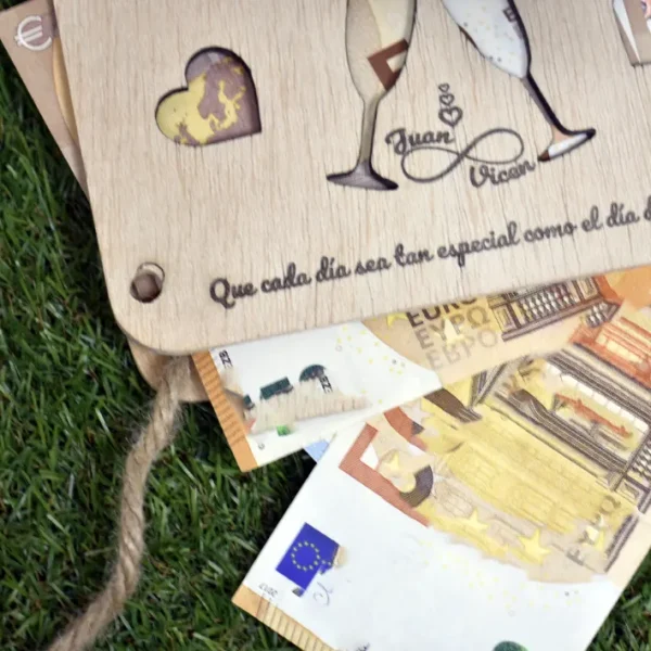 Sobre de madera personalizado. con frase grabada a laser.