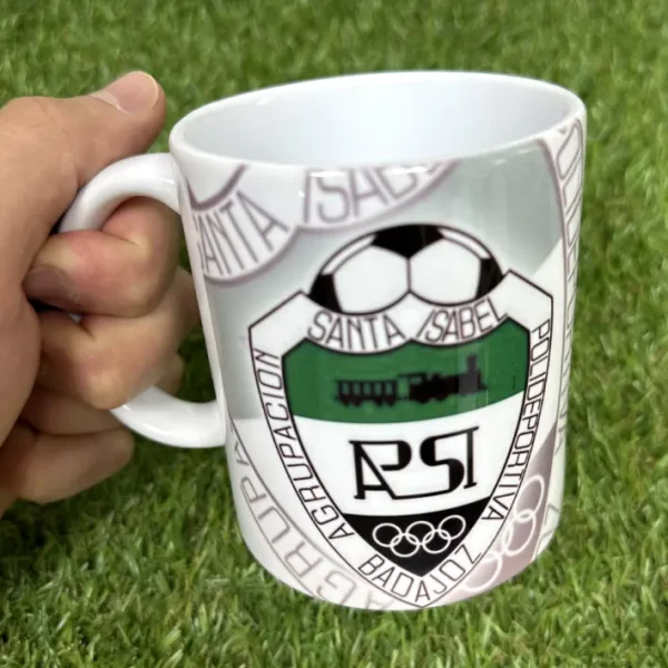 Taza con escudo de fútbol base.
