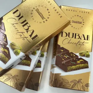 Chocolate de dubái con envoltorio que parece un lingote de oro.
