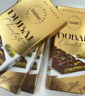 Chocolate de dubái con envoltorio que parece un lingote de oro.
