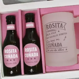 Interior del set Cerveza para cuñadas. Dos botellines y una Jarra de cerveza personalizada.
