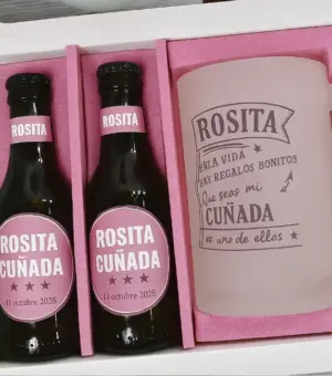 Interior del set Cerveza para cuñadas. Dos botellines y una Jarra de cerveza personalizada.