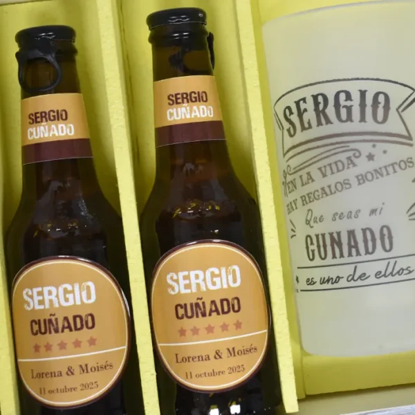 Interior del set Cerveza para cuñados. Dos botellines y una Jarra de cerveza personalizada.