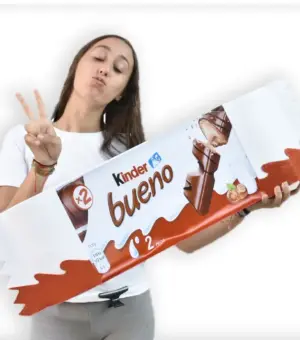 Caja en forma de Kinder Bueno Gigante sujeta por modelo.