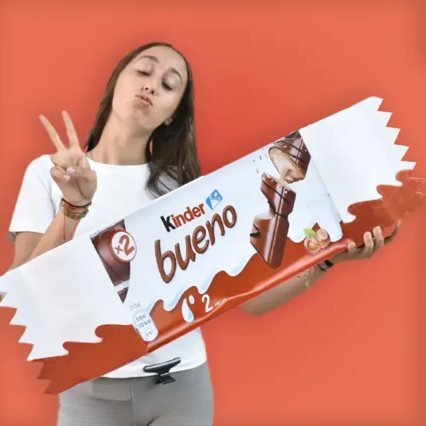 Chica sujetando un maletín xxl en forma de Chocolate kinder bueno.
