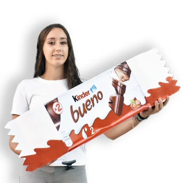 Caja en forma de Kinder Bueno Gigante sujeta por modelo.