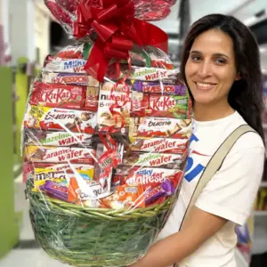 Cesta para rifas y sorteos con chocolates surtidos.