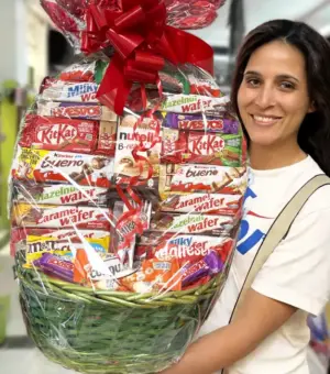 Cesta para rifas y sorteos con chocolates surtidos.