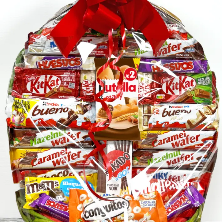 Cesta para rifas y sorteos con chocolates surtidos.