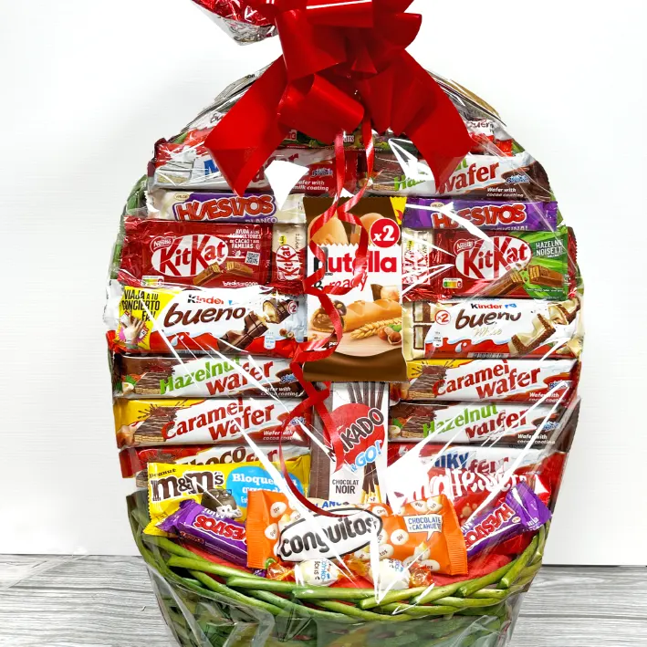 Cesta para rifas y sorteos con chocolates surtidos.