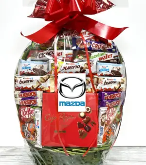 Cesta de chocolates con logo de empresa para regalos corporativos.