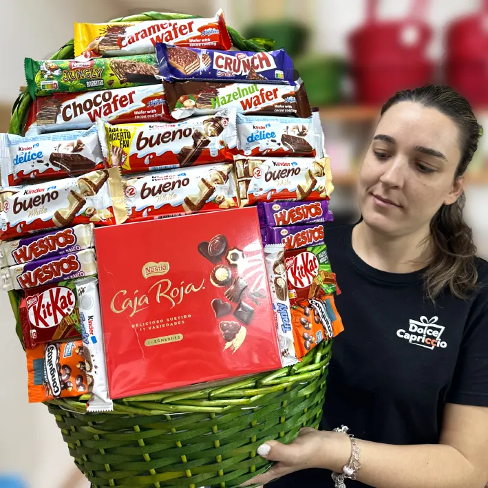 Cesta de chocolates para obsequio de empresas sujetada por una mujer.