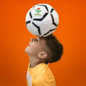 Balón de fútbol personalizado con escudo del equipo y nombre del jugador.