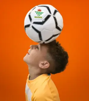 Balón de fútbol personalizado con escudo del equipo y nombre del jugador.