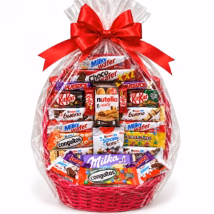 Cesta de chocolates Kínder, Milka, KitKat y Nutella, envuelta en celofán transparente y decorada con un gran lazo rojo.