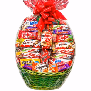 Cesta XXL de chocolates y chocolatinas variadas con Kinder Bueno, KitKat y Nutella, envuelta en celofán y decorada con lazo rojo.