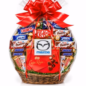Cesta regalo corporativo de chocolates personalizada con logotipo de empresa, bombones y chocolatinas, presentada con lazo rojo.