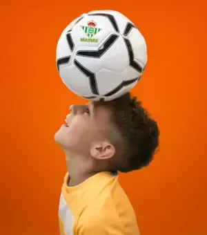 Balón de fútbol personalizado con escudo del equipo y nombre del jugador.