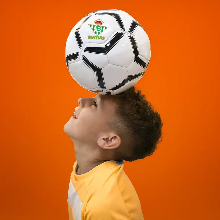 Balón de fútbol personalizado con escudo del equipo y nombre del jugador.