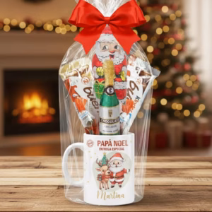 Taza de Papá Noel personalizada. Rellena de con chocolates kinder entre otros y cerrada con una bolsa de celofán y lazo rojo. Lista para ser regalada.