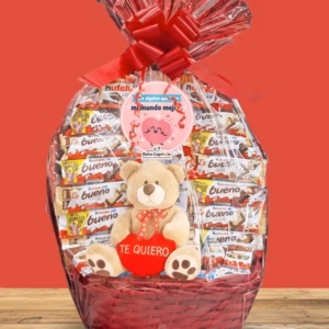 Cesta con chocolates peluche y una botella de cava de chocolate. todo con mensaje que dice. Para alguien que hace mi mundo mejor.