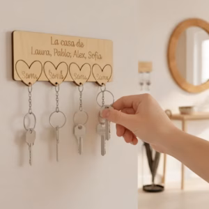 Colgador de llaves de madera. cada llave tiene forma de corazón con nombre.