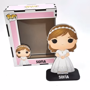Figura de niña de comunión hecha de madera. La figura tiene forma de funko personalizado. También tiene una cajita personalizada para guardar el funko.