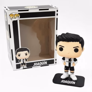 Figura tipo Funko con caja personalizada. El funko está vestido con equipación de fútbol y nombre