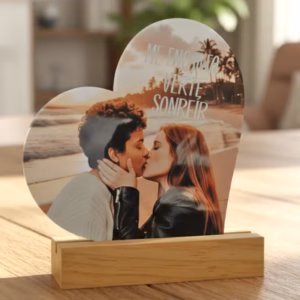 Foto en forma de corazón de madera. Expuesta en un listón de madera.