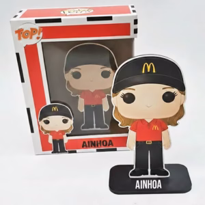Figura personalizada tipo Funko en madera con uniforme de McDonald's.