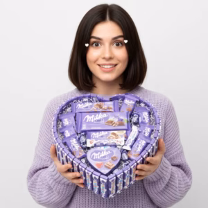 Modelo sujetando tarta de chocolatinas Milka.
