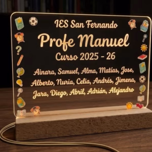 Placa metacrilato profesor personalizada con base de madera y luz led cálida encendida.