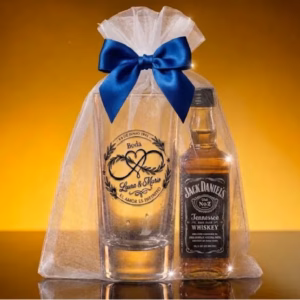Estuche de regalo de boda perfecto con vaso de chupito grabado a color y minibotella de whisky Jack Daniels en bolsa de organza