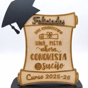 Placa de graduación grabada en madera con forma de pergamino, birrete negro y mensaje motivador de fin de curso 2025-2026.