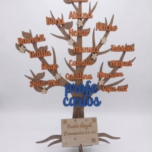"Árbol de madera personalizado con nombres de alumnos para regalo de fin de curso a profesores"