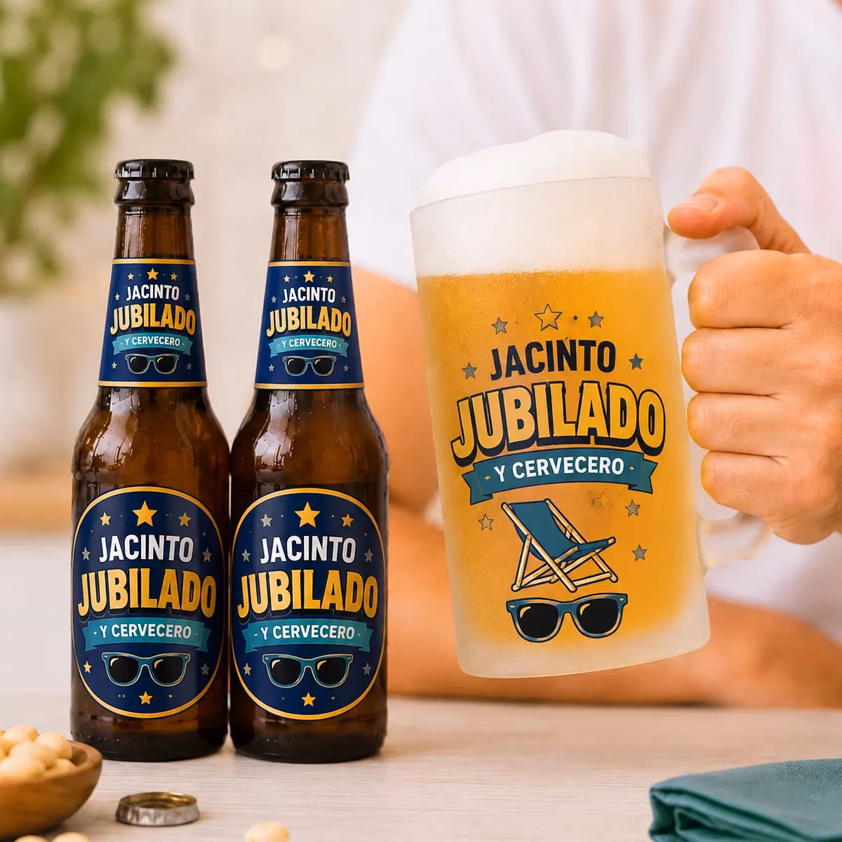 ¿Qué regalar a un jubilado? Jarra de cerveza personalizada con nombre y dos botellines de cerveza para celebrar la jubilación.