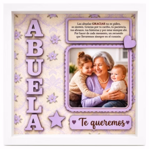 Marco de madera personalizado para abuela con fotografía familiar, letras lilas en relieve, dedicatoria y mensaje «Te queremos».