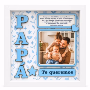 Marco de madera personalizado para papá con fotografía familiar, letras azules en relieve, dedicatoria y mensaje «Te queremos».