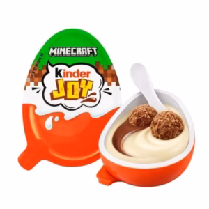 Huevo Kinder Joy Minecraft edición verano abierto con crema de cacao, bolitas crujientes y cucharita.