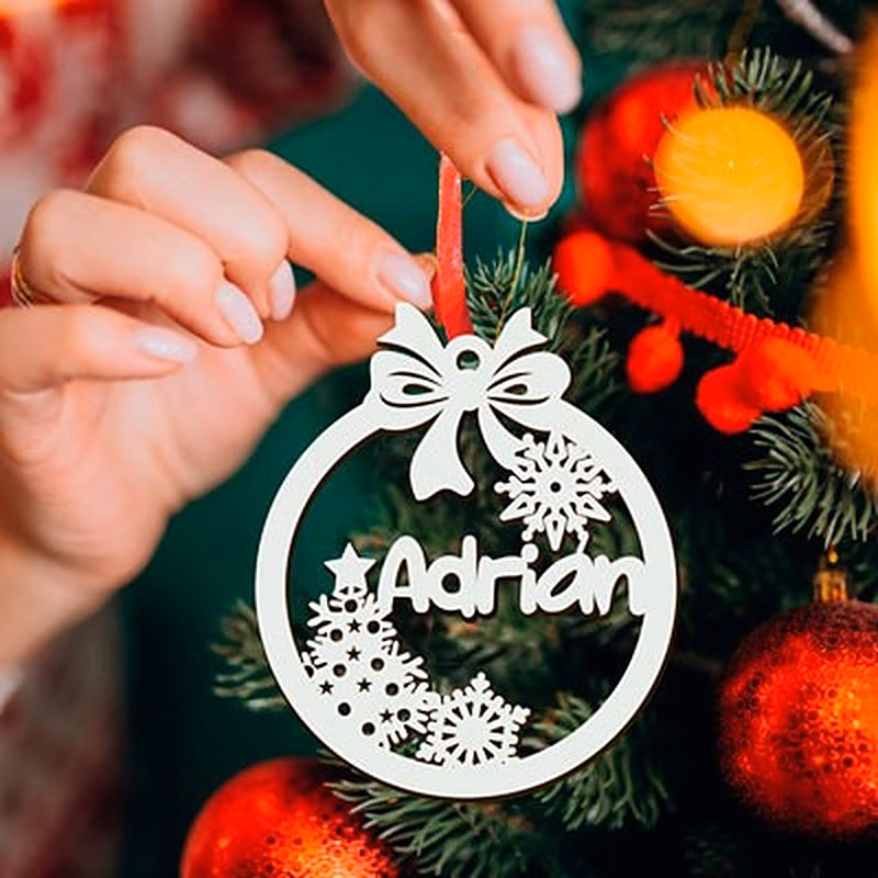 Bola de navidad de madera personalizada.