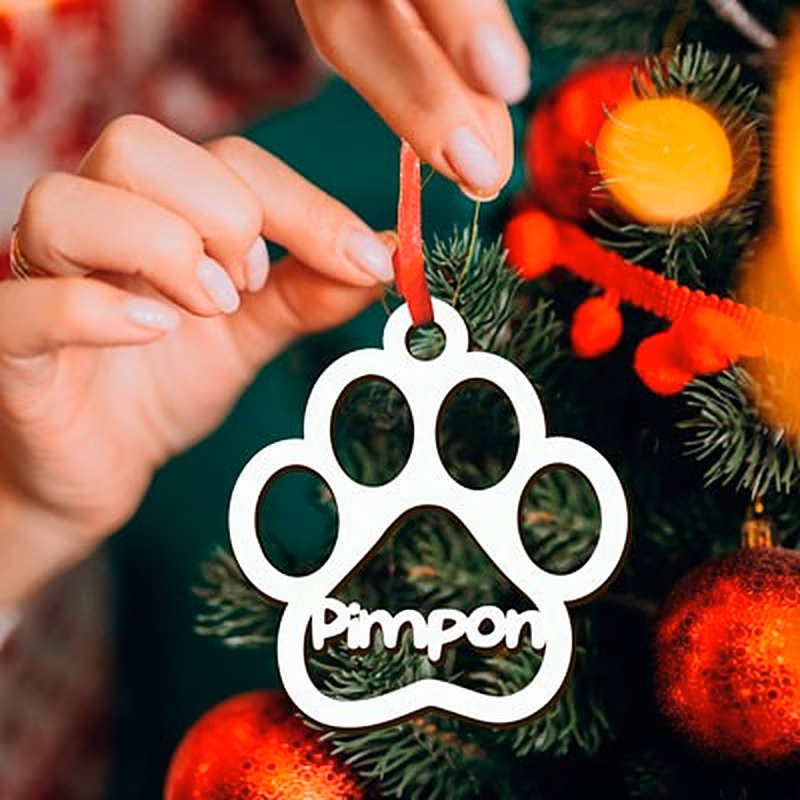 Bola de navidad de madera personalizada.
