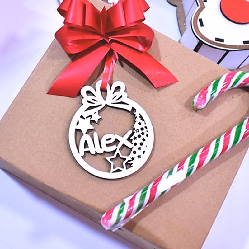 Bola de navidad de madera personalizada.