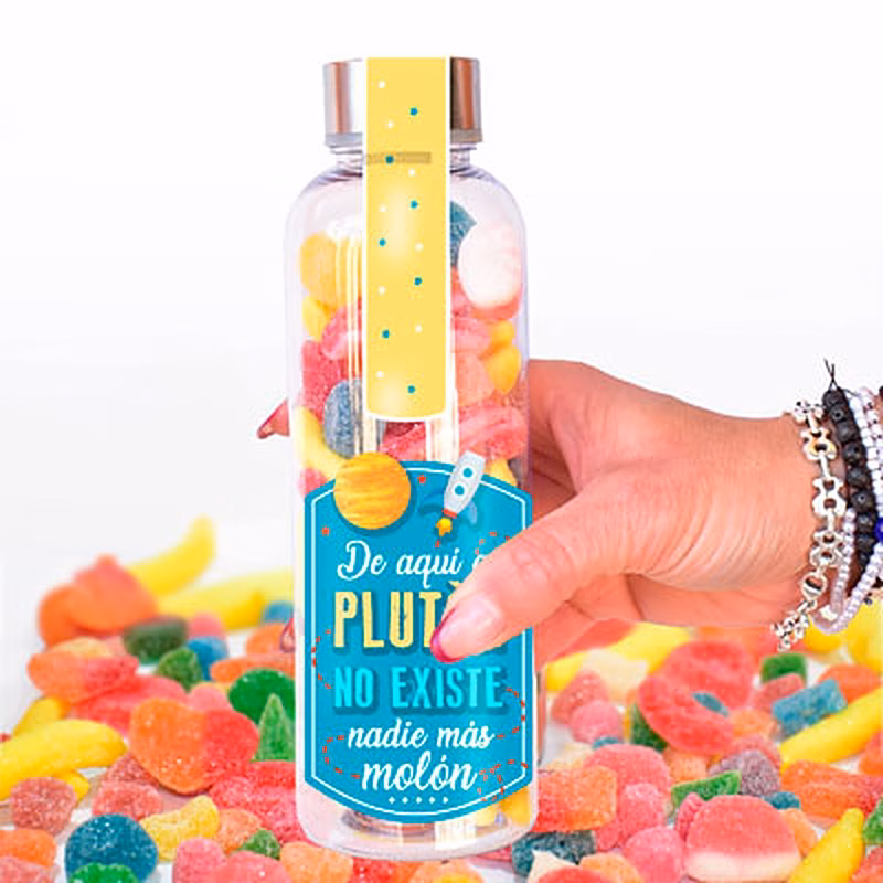 Botella llena de chuches con mensaje de aquí a Plutón no existe nadie más molón.