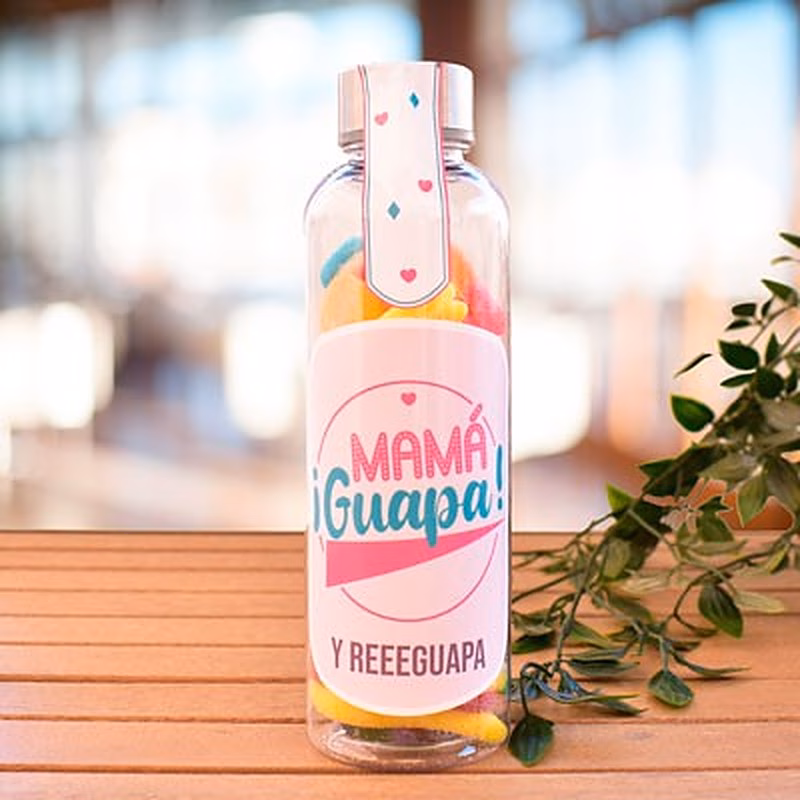 "Botella de chuches personalizada con mensaje para mamá guapa: una opción dulce y original para sorprender a tu mamá en cualquier ocasión. Disfruta de sus deliciosas golosinas y reutiliza la botella para llevar tus bebidas a cualquier lugar."