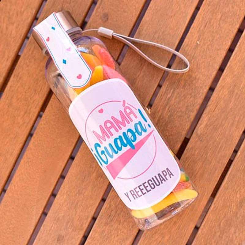 "Botella de chuches personalizada con mensaje para mamá guapa: una opción dulce y original para sorprender a tu mamá en cualquier ocasión. Disfruta de sus deliciosas golosinas y reutiliza la botella para llevar tus bebidas a cualquier lugar."