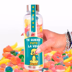 Botella llena de chuches con mensaje de amor.