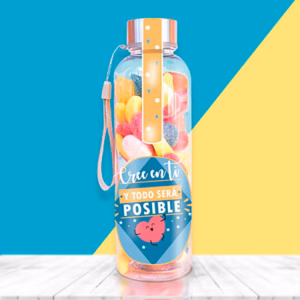 Botella rellena de chuches con mensaje motivador.