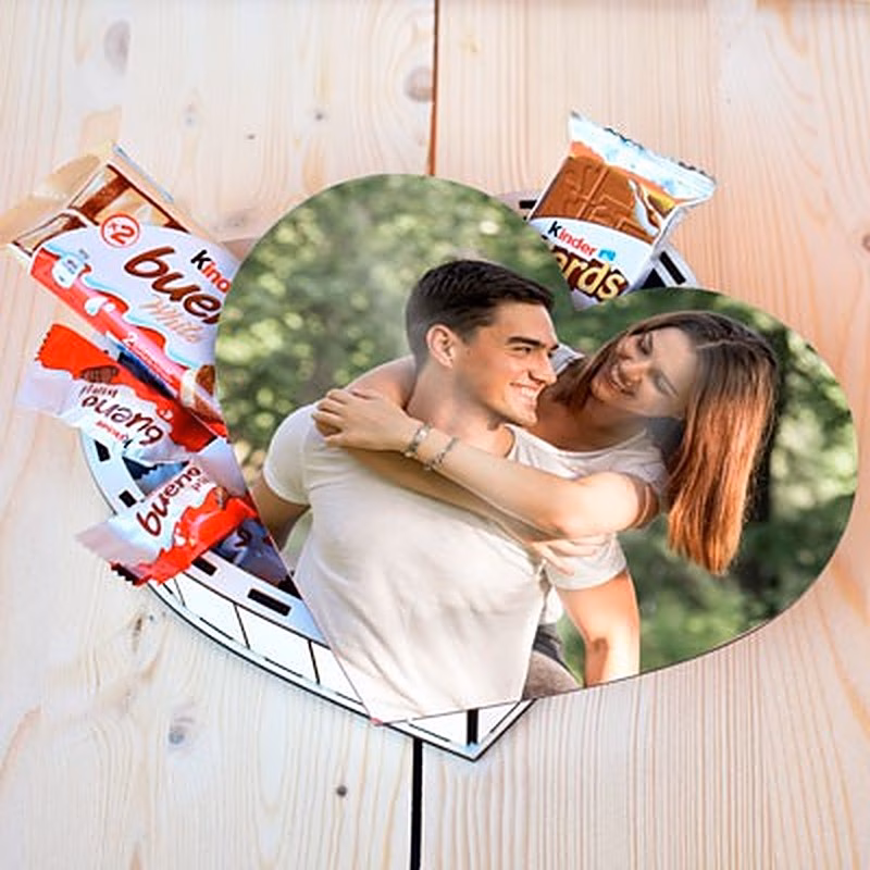 Caja en forma de corazón con foto y llena de chocolates.