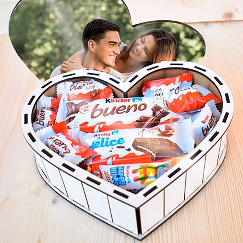 Caja en forma de corazón con foto y llena de chocolates.